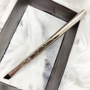 Byterry angled eyeliner / eyebrow brush